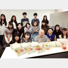 女性に囲まれてニッコリ（提供写真）