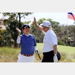 “仲良し”演出のはずが…（内閣広報室提供・共同）