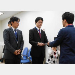 意見書を受け取る文科省担当者（Ｃ）日刊ゲンダイ