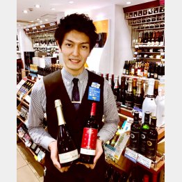 西武池袋本店地下ワイン売り場の大村隆介さん（Ｃ）日刊ゲンダイ