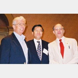 海外の研究者と東京で（１９９７年）／（提供写真）