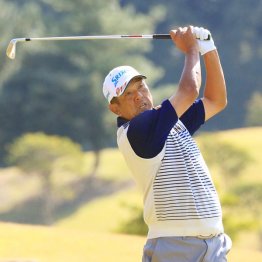 フィニッシュにかけて右肩が左の股関節の上に乗る（Ｃ）日刊ゲンダイ