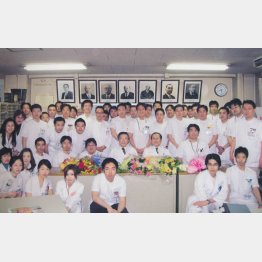 最後の朝礼で多くのスタッフとともに（提供写真）