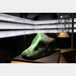 フォッサマグナミュージアムの糸魚川産ヒスイ（Ｃ）日刊ゲンダイ