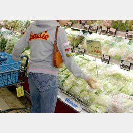 スーパーのカット野菜売り場（Ｃ）日刊ゲンダイ