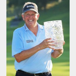 カップを手に笑顔のモンゴメリー（Ｃ）共同通信社