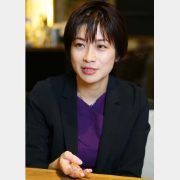 「新聞記者は、質問して記事を書いているだけではダメ」と望月記者／（Ｃ）日刊ゲンダイ