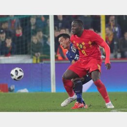 ベルギーのエースFWルカクをマークするDF槙野（Ｃ）Norio ROKUKAWA／office La Strada