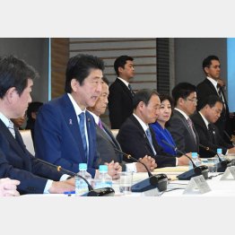 これもパフォーマンス（未来投資会議であいさつする安倍首相）／（Ｃ）共同通信社