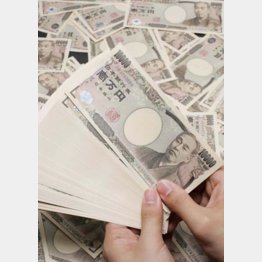 文句なしの“ドヤ顔”給料（Ｃ）日刊ゲンダイ