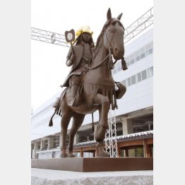 国宝流出の危機に謙信公は何を思う…（写真は北陸新幹線上越妙高駅前の上杉謙信像）／（Ｃ）共同通信社