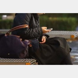 女性の方がＬＩＮＥを使い慣れてる（写真はイメージ）／（Ｃ）日刊ゲンダイ