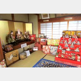 新潟県村上市では春は各戸がひな人形を公開（提供写真）