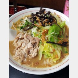 細麺がスープとよく絡む（Ｃ）日刊ゲンダイ