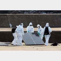 防護服で…（代表撮影）