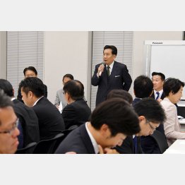 立憲民主党両院議員総会で挨拶する枝野幸男代表（Ｃ）日刊ゲンダイ