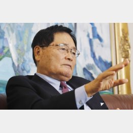 安倍首相は「米国の軍事システムを妄信している」と亀井氏／（Ｃ）日刊ゲンダイ