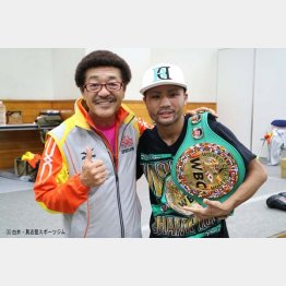 比嘉大吾（右）と具志堅用高会長（C）白井・具志堅スポーツジム