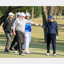 ゴルフで親密になったとしか報じなかった（内閣広報室提供）