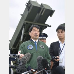 小野寺防衛相は「専守防衛に反しない」と強弁／（Ｃ）共同通信社