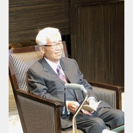 集まった人々と言葉を交わした安崎暁元社長（Ｃ）日刊ゲンダイ