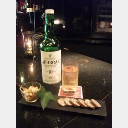 「ラフロイグ１０年」とそのハイボール／（Ｃ）日刊ゲンダイ