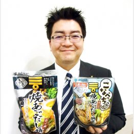 「〆まで美味しい」鍋つゆシリーズを手にＭＤ本部商品企画部の森田さん（Ｃ）日刊ゲンダイ