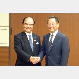 トヨタ自動車豊田章男社長（右）と握手する塚越寛会長（写真提供・伊那食品工業）