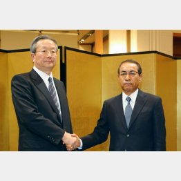 ４月の会見（左から、第四銀の並木頭取と北越銀の荒城頭取＝当時）／（Ｃ）共同通信社