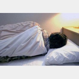 うるさいイビキも子守歌？（Ｃ）日刊ゲンダイ