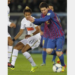 ２０１１年クラブ杯でのメッシ（右）とネイマール／（Ｃ）日刊ゲンダイ