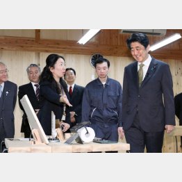 ２０日は被災地訪問で笑顔（代表取材）