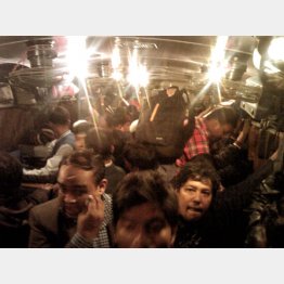 イスラム教の国にサンタが来るのか？（２４日夕方の列車は大混雑）／（提供写真）