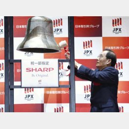 １部復帰セレモニーで鐘を鳴らすシャープの戴正呉社長（７日＝東京証券取引所）／（Ｃ）共同通信社