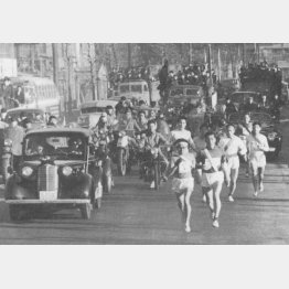 昭和２８年の箱根で１区を走った帖佐氏（中央右）／（Ｃ）フォート・キシモト