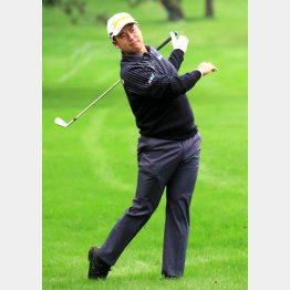 ミスからクラブを手放すシーンが多い松山（Ｃ）日刊ゲンダイ