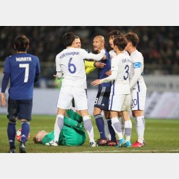 試合中に韓国選手に詰め寄られるＦＷ川又（Ｃ）Norio ROKUKAWA／office La Strada