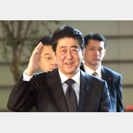 次々にアドバルーンを打ち上げては国民を煙に巻いてきた（Ｃ）日刊ゲンダイ