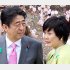 「桜を見る会」での安倍首相夫妻（Ｃ）日刊ゲンダイ