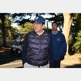 のんびりゴルフを楽しんで余裕綽々（Ｃ）日刊ゲンダイ