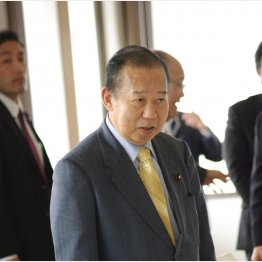 予算をエサに…（４日、名護市）／（Ｃ）日刊ゲンダイ