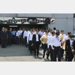 工藤会を捜索する警察官（Ｃ）共同通信社