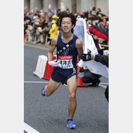 ２位でゴールした東洋大（アンカーの小笹椋選手）（Ｃ）日刊ゲンダイ
