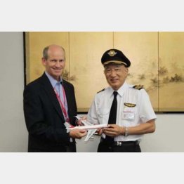 ボーイング・ジャパンのマイケル・デントン社長と（２０１１年９月）／（提供写真）