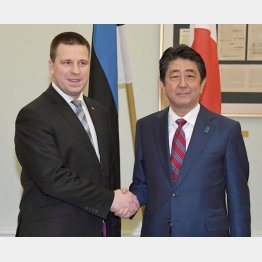 エストニアのラタス首相（左）と握手する安倍首相（Ｃ）共同通信社