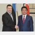 エストニアのラタス首相（左）と握手する安倍首相（Ｃ）共同通信社