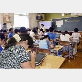 今や、読み聞かせよりタブレット授業が主流（Ｃ）共同通信社