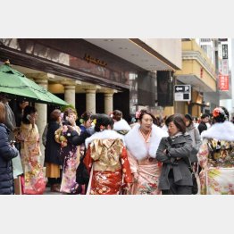 「はれのひ」が着付け会場として予定していた横浜市港北区のホテル前に集まる新成人ら（Ｃ）共同通信社