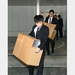 ペジー社の家宅捜索に入る特捜部職員（Ｃ）共同通信社