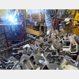 コストアップの要因ばかり…（写真はイメージ）／（Ｃ）日刊ゲンダイ